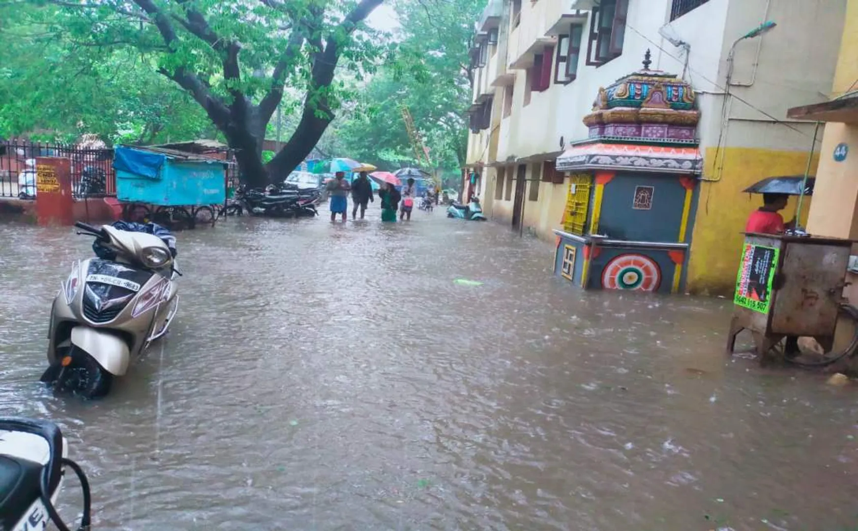 Heavy rains cause water to stagnate on Chennai roads